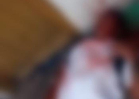 Banhado em sangue, suspeito de assalto agoniza após ser espancado em Manaus