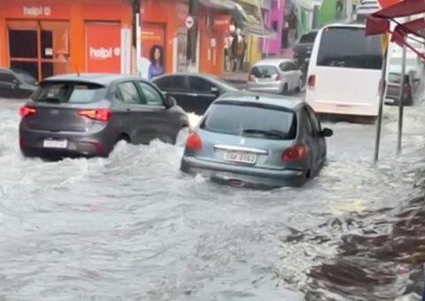Ruas viram 'rios' durante temporal em Manaus; vídeos