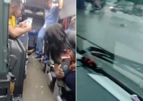Passageiros ficam presos em ônibus inundado após temporal em Manaus; vídeo