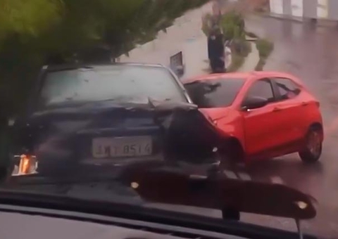 Carros batem de frente em ladeira durante chuva em Manaus; vídeo 