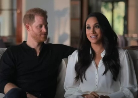 Rei Charles convida príncipe Harry e Meghan para sua coroação, diz site