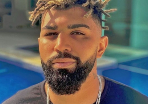Gabigol atiça seguidores com foto sem roupa e 'mão boba' em parte íntima