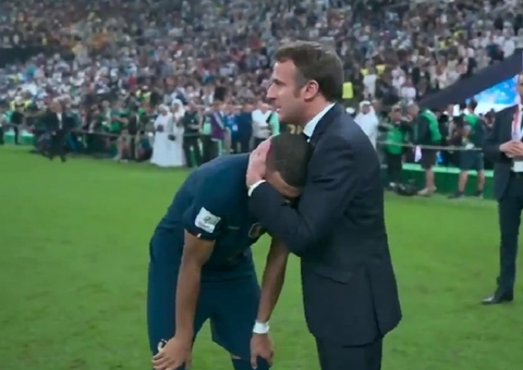 Mbappé é consolado pelo presidente da França após derrota para Argentina