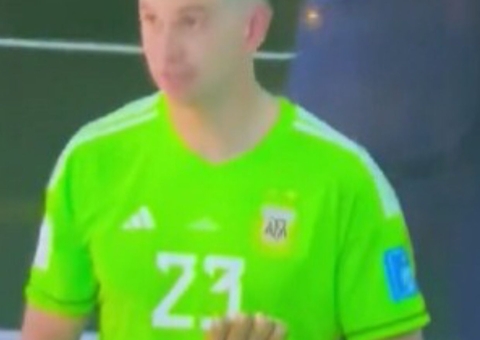 Goleiro da Argentina protagoniza momento inusitado ao receber 'Luva de Ouro'