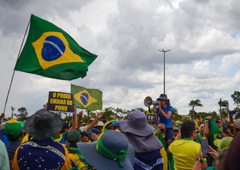 Raio atinge acampamento bolsonarista e deixa manifestantes feridos