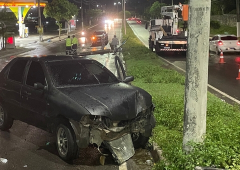 Carro derruba poste durante chuva e causa outro acidente em Manaus