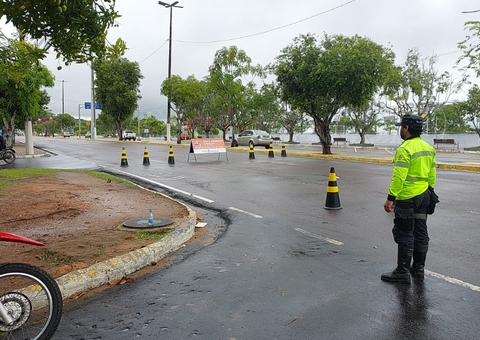 Trânsito na Ponta Negra é alterado para montagem de estrutura para o Réveillon 