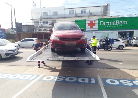 Carros são autuados por estacionamento irregular no Centro de Manaus