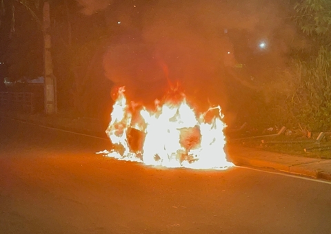 Carro fica destruído após ser tomado por fogo em Manaus 