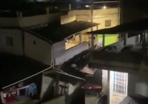 Jovem pula de sacada antes de casa desabar durante enxurrada; veja vídeo