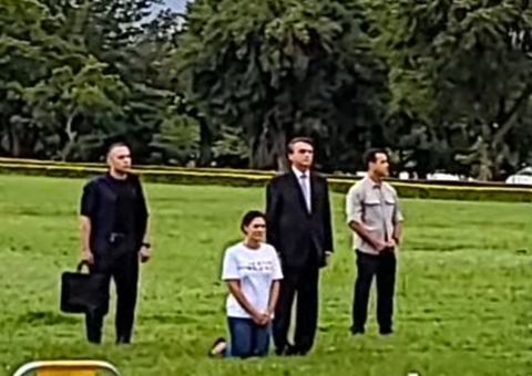 Bolsonaro chora e Michelle se ajoelha em um dos últimos encontros com apoiadores no Alvorada