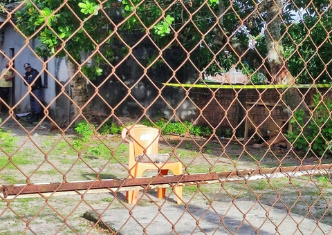 Homem é achado nu amarrado pelo pescoço à perna de mesa no quintal de casas em Manaus