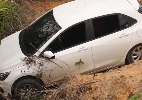 Vendados, homem e duas mulheres são encontrados mortos dentro de carro na AM-010