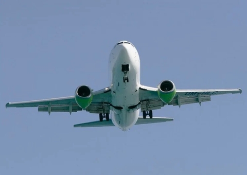 Passageiros com problemas em voo têm direito a reembolso e alimentação; veja como reclamar