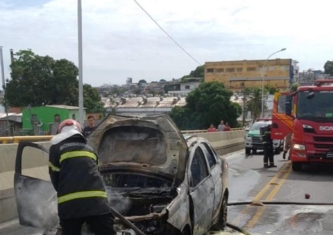 Ponte fica interditada após carro ser tomado por fogo em Manaus 