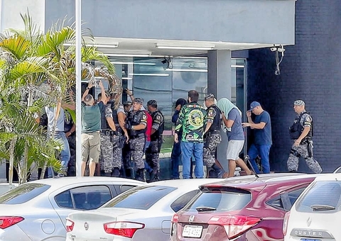 Justiça determina transferência de PMs suspeitos em chacina da AM-010 após ameaças