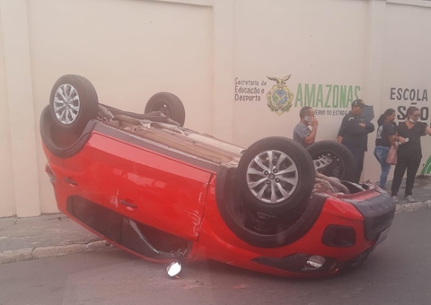 Carro capota em acidente na frente de escola em Manaus