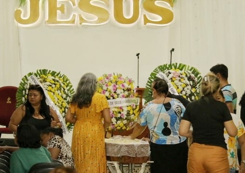 Sob pedidos de justiça, amigos velam mulher que morreu esmagada em Manaus