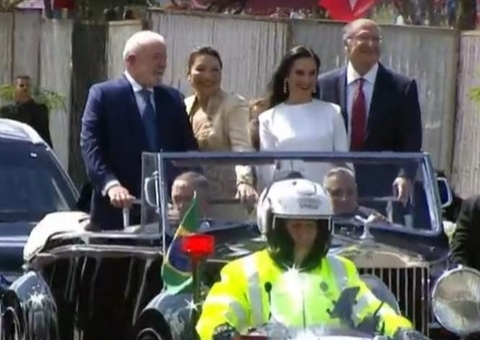 Ao lado do vice e primeiras-damas, Lula desfila em carro aberto para cerimônia de posse