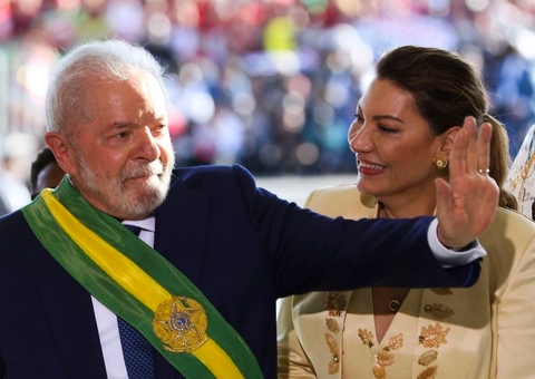 Lula dá posse a ministros e assina primeiras medidas de governo