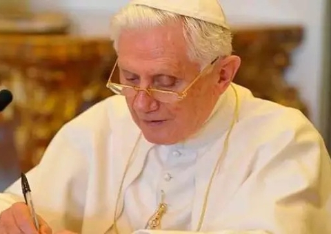 'Senhor, eu te amo' foram últimas palavras de Bento 16, diz Vaticano