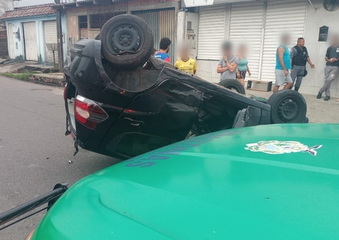 Acidente entre carros termina com capotamento e deixa vítima em Manaus 