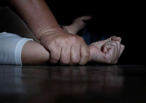 Homem imobiliza a própria esposa para vizinho estuprá-la e filho chama a polícia