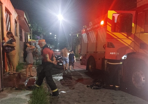 Moradores se desesperam após casa pegar fogo em Manaus