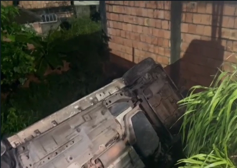 Motorista perde controle de carro durante chuva e cai em vala em Manaus