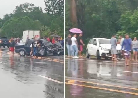 Carros batem de frente e deixam morto e 6 feridos em acidente na AM-070; vídeo