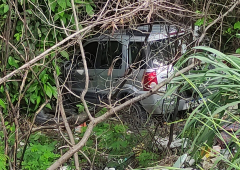 Acidente: Homem morre após carro despencar em barranco em Manaus  