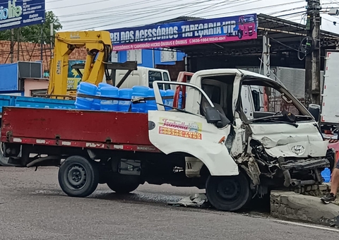 Acidente com caminhão de água complica trânsito em avenida de Manaus