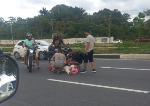 Acidente entre motocicleta e carro deixa mulher ferida e trânsito caótico na Avenida das Torres
