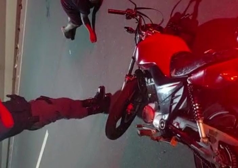 Motorista invade contramão na Ponte Rio Negro e atropela motociclista em Manaus