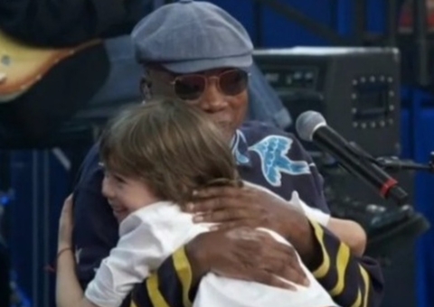 Filho de Serginho Groisman surpreende Milton Nascimento no Altas Horas