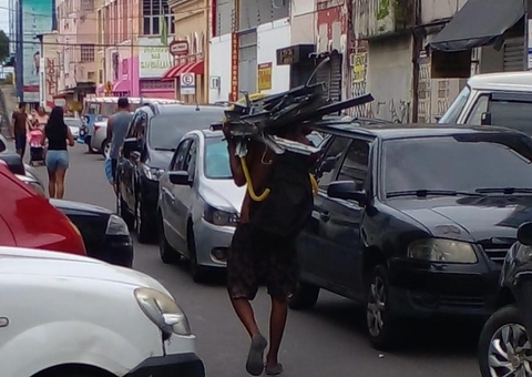 Moradores de rua são flagrados saqueando prédio de banco em Manaus 