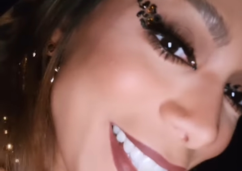 Anitta inaugura Carnaval das 'mulheres guerreiras' com fantasia de Tieta