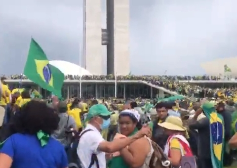 Bolsonaristas furam bloqueio e invadem Congresso em Brasília; vídeos