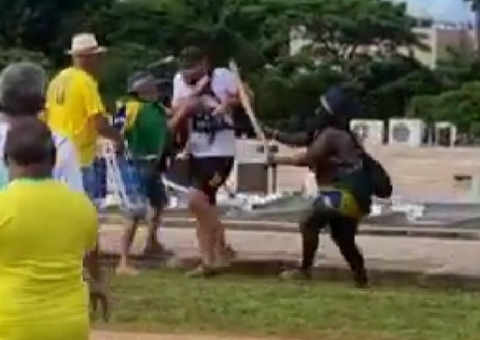 Jornalista é agredido durante vandalismo de bolsonaristas em Brasília