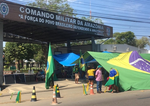 Bolsonaristas desafiam Moraes e se recusam a sair da frente do CMA em Manaus
