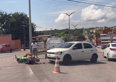 Mototaxista fica ferido após colidir com carro em acidente em Manaus