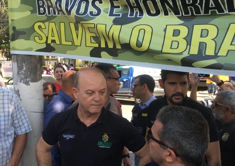 Secretário da SSP-AM tenta convencer bolsonaristas a deixarem CMA em Manaus