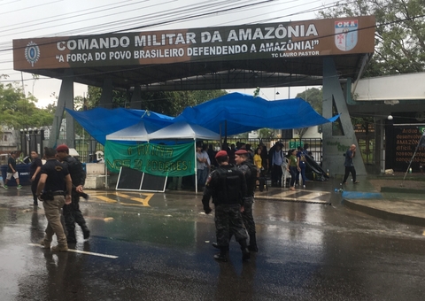 Após retirada de acampamento, bolsonaristas fazem plantão na frente do CMA