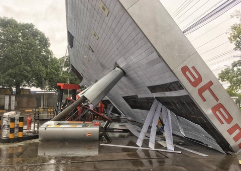 Vídeo: Estrutura do posto ATEM da Torquato Tapajós desaba durante temporal em Manaus