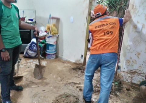 Barranco desliza e invade casa de família durante chuva em Manaus 