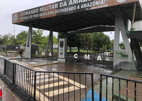 Manifestantes são retirados e barreira é colocada na frente do CMA em Manaus
