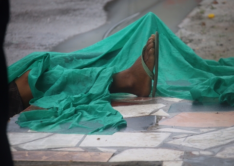 Homem morre ao ter cabeça esmagada por caminhão de entulho em Manaus