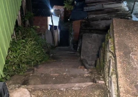 Homem cai em escadaria ao ser baleado em Manaus