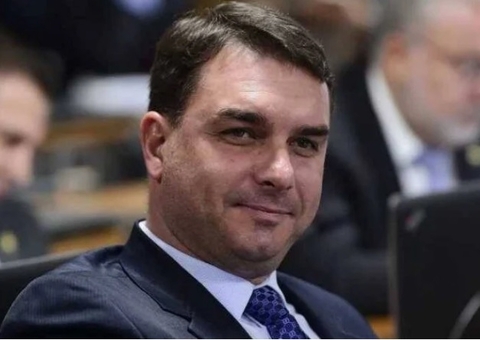 Flávio Bolsonaro vota contra a intervenção federal no DF