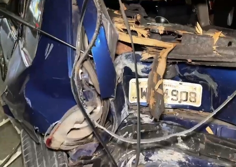 Carro é quase esmagado após motorista tentar evitar acidente em Manaus